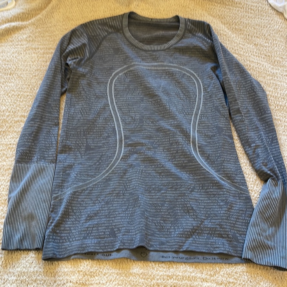 Lululemon lot of six tops various sizes - Picture 6 of 13